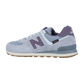 Der New Balance 574 V2 hat ein hellgraues und lilafarbenes Obermaterial aus Wildleder und Mesh, ein auffälliges N-Logo an der Seite und eine beigefarbene Gummisohle mit ENCAP-Dämpfung an der Ferse.