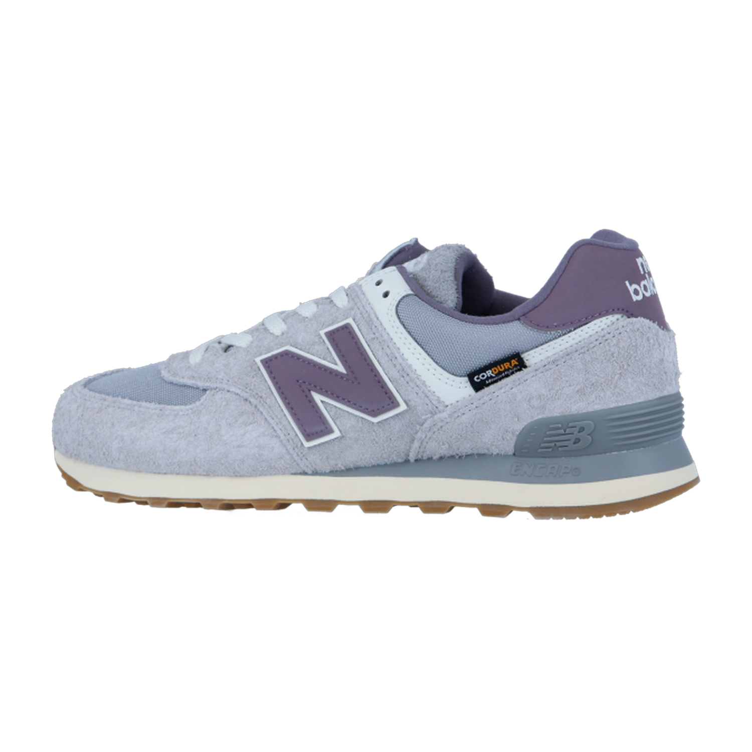 Der New Balance 574 V2 hat ein hellgraues und lilafarbenes Obermaterial aus Wildleder und Mesh, ein auffälliges N-Logo an der Seite und eine beigefarbene Gummisohle mit ENCAP-Dämpfung an der Ferse.