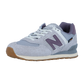 Der New Balance 574 V2 ist ein Retro-Sneaker in hellgrauem und lilafarbenem Wildleder, mit weißen Schnürsenkeln, einem markanten N-Logo, ENCAP-Dämpfung für Komfort und einer hellbraunen Gummisohle.