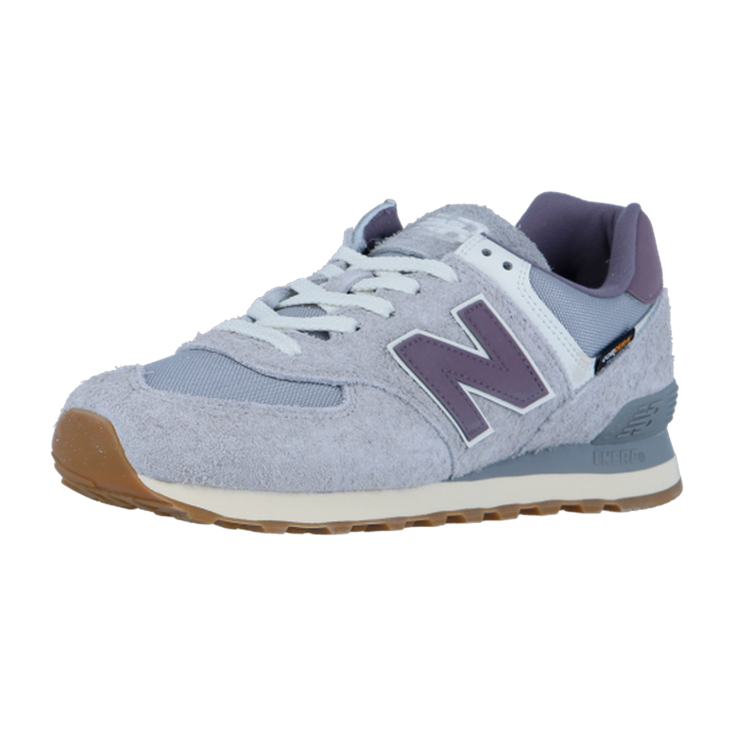 Der New Balance 574 V2 ist ein Retro-Sneaker in hellgrauem und lilafarbenem Wildleder, mit weißen Schnürsenkeln, einem markanten N-Logo, ENCAP-Dämpfung für Komfort und einer hellbraunen Gummisohle.