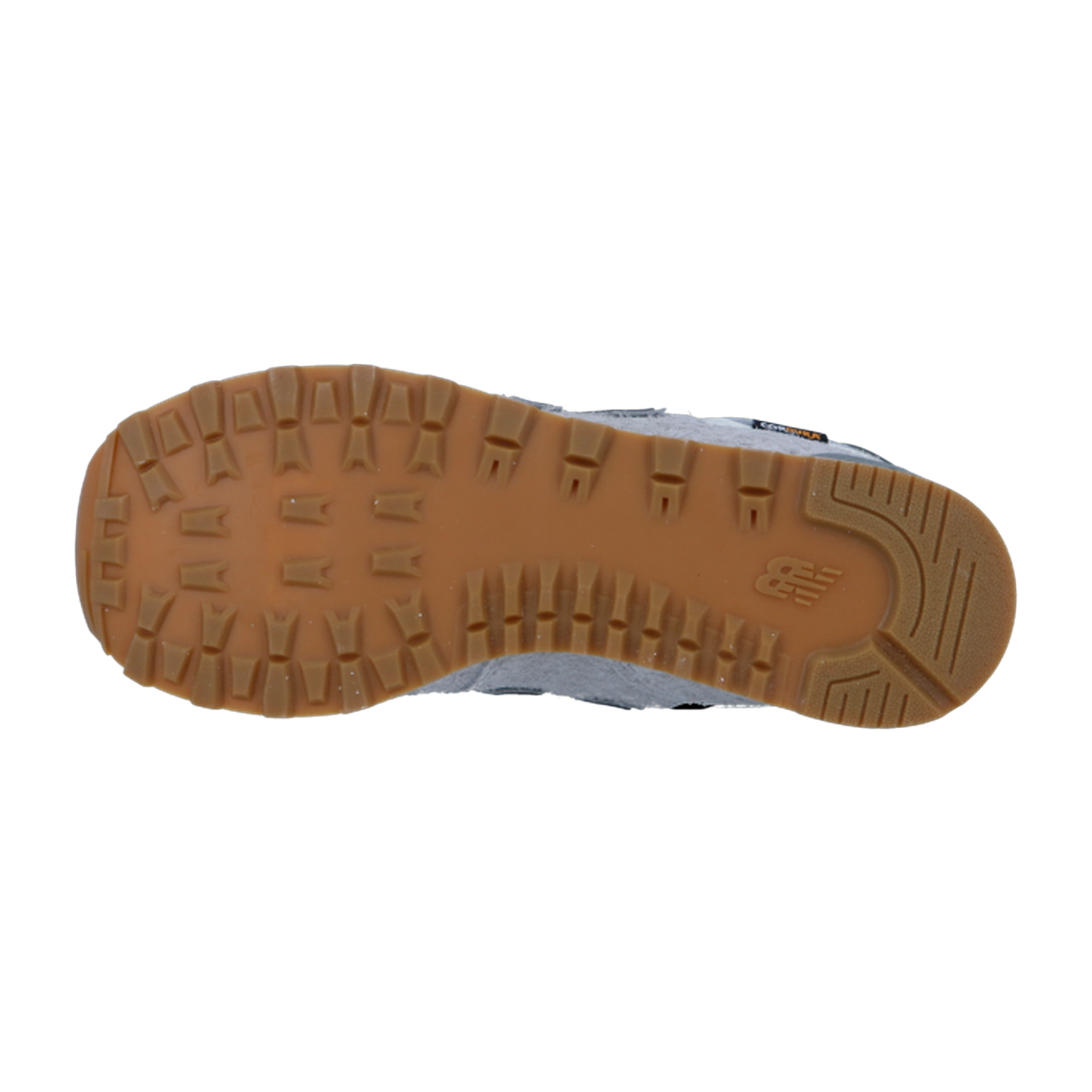 Das Bild zeigt die Unterseite eines New Balance 574 V2-Sneakers mit brauner, strukturierter Gummisohle mit tiefem Profil und dem New Balance-Logo an der Ferse. Der weiße Hintergrund hebt das ENCAP-Dämpfungsdesign hervor.