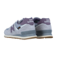 Ein Paar New Balance 574 V2-Sneaker mit einem unscharfen hellvioletten Obermaterial, grauen Akzenten, Gummisohlen, ENCAP-Dämpfung und Fersenbranding werden schräg gezeigt, um ihre Seite und Rückseite zu zeigen.