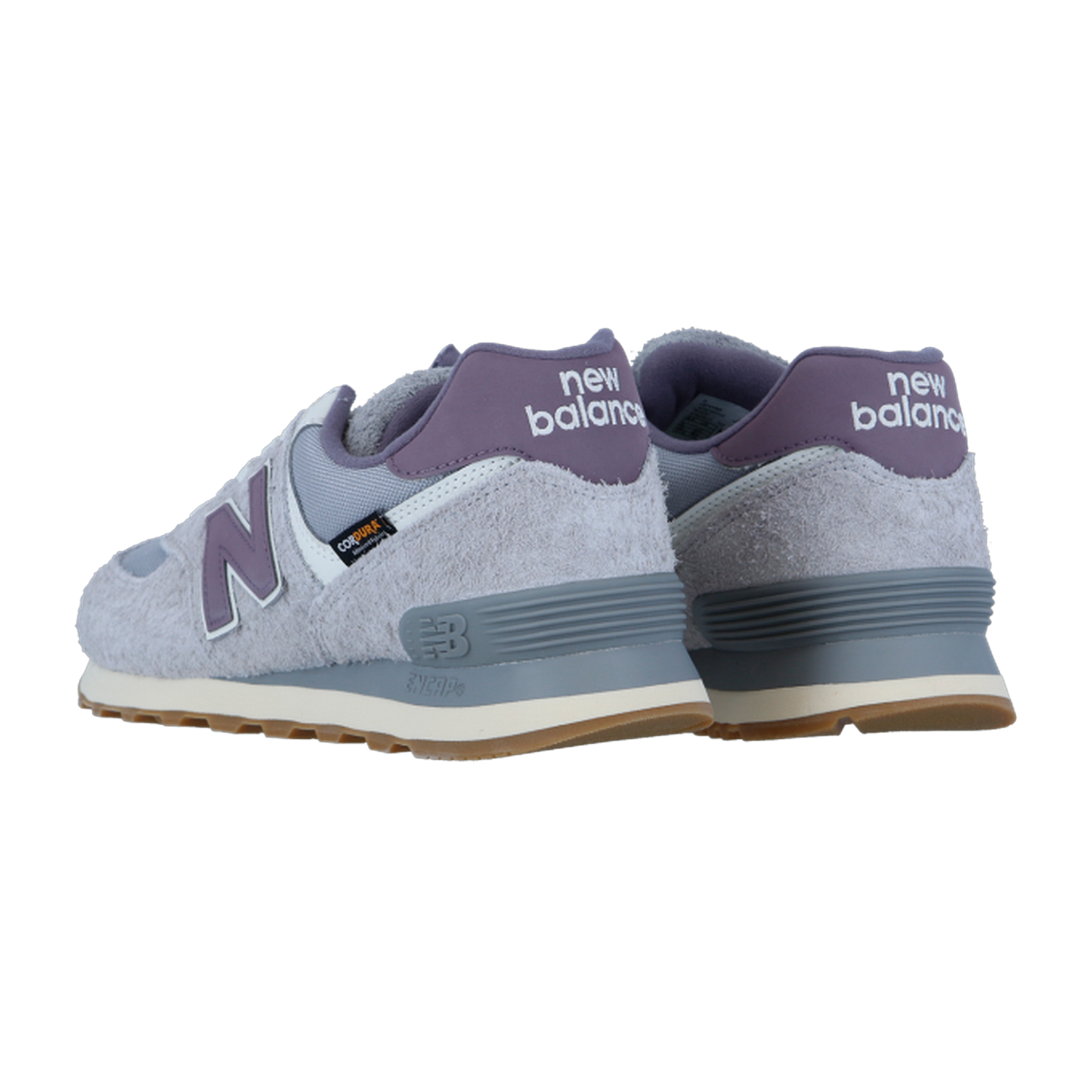 Ein Paar New Balance 574 V2-Sneaker mit einem unscharfen hellvioletten Obermaterial, grauen Akzenten, Gummisohlen, ENCAP-Dämpfung und Fersenbranding werden schräg gezeigt, um ihre Seite und Rückseite zu zeigen.