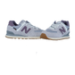 New Balance 574 V2 Turnschuhe in Hellviolett und Grau mit weißen Schnürsenkeln, Gummisohle und ENCAP-Dämpfung werden auf weißem Hintergrund gezeigt.