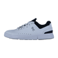 Der On THE ROGER ADVANTAGE ist ein weißer Sneaker mit schwarzen Akzenten, perforierten Seiten und dem Markenlogo, hergestellt aus veganem Leder mit Schweizer Technologie. Abgebildet im Seitenprofil auf einem schlichten weißen Hintergrund.