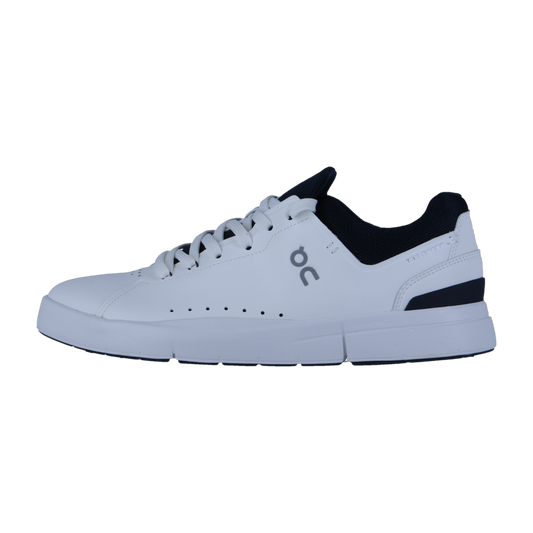 Der On THE ROGER ADVANTAGE ist ein weißer Sneaker mit schwarzen Akzenten, perforierten Seiten und dem Markenlogo, hergestellt aus veganem Leder mit Schweizer Technologie. Abgebildet im Seitenprofil auf einem schlichten weißen Hintergrund.