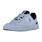 Der ROGER ADVANTAGE von On ist ein weißer, sportlicher Sneaker mit schwarzen Akzenten, veganem Leder, Schnürung, perforierten Seiten und einem kleinen On-Logo. Die dicke Sohle und der niedrig geschnittene Knöchel zeigen die innovative Schweizer Technologie von On.