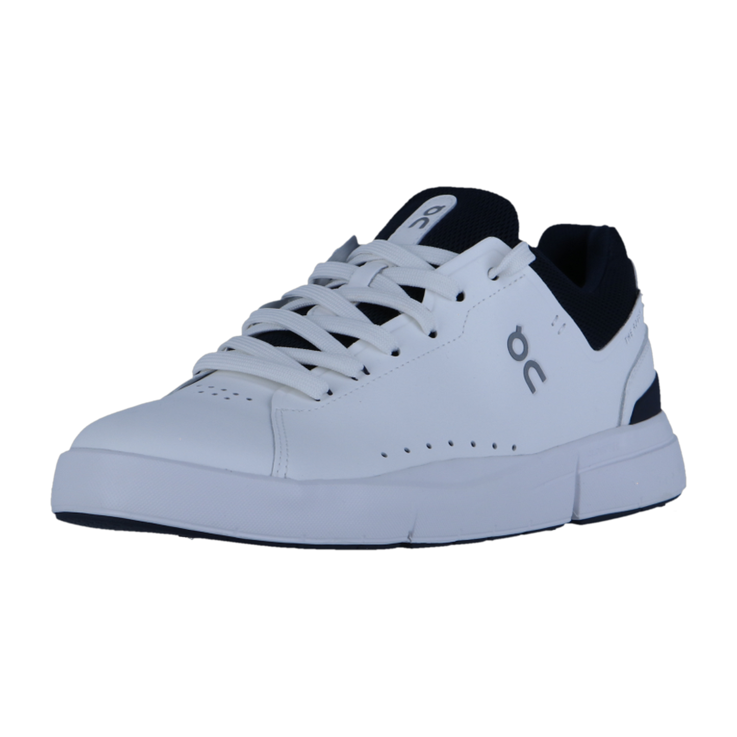 Der ROGER ADVANTAGE von On ist ein weißer, sportlicher Sneaker mit schwarzen Akzenten, veganem Leder, Schnürung, perforierten Seiten und einem kleinen On-Logo. Die dicke Sohle und der niedrig geschnittene Knöchel zeigen die innovative Schweizer Technologie von On.