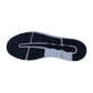 Das Bild zeigt die Außensohle des Sneakers On THE ROGER ADVANTAGE, die sich durch ein schwarz-weißes Farbschema mit horizontalen Rillen und einem wellenförmigen Profil für Grip und Flexibilität auszeichnet, inspiriert von der Schweizer Technologie.
