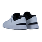 Ein Paar weiße On THE ROGER ADVANTAGE Sneakers aus veganem Leder mit schwarzem Innenfutter und einem Streifen an der Ferse, inspiriert von der Schweizer Technologie, auf einem schlichten weißen Hintergrund.