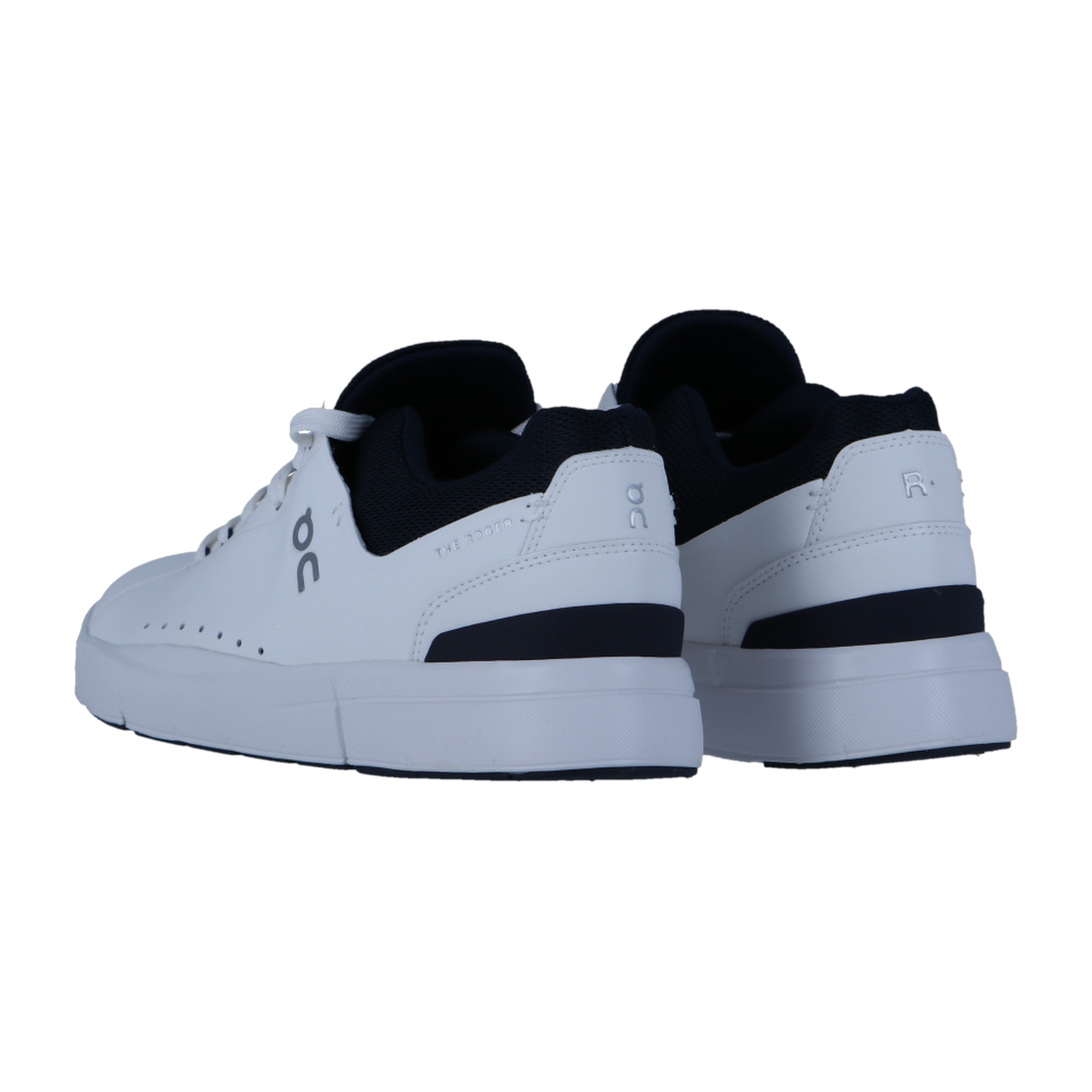 Ein Paar weiße On THE ROGER ADVANTAGE Sneakers aus veganem Leder mit schwarzem Innenfutter und einem Streifen an der Ferse, inspiriert von der Schweizer Technologie, auf einem schlichten weißen Hintergrund.