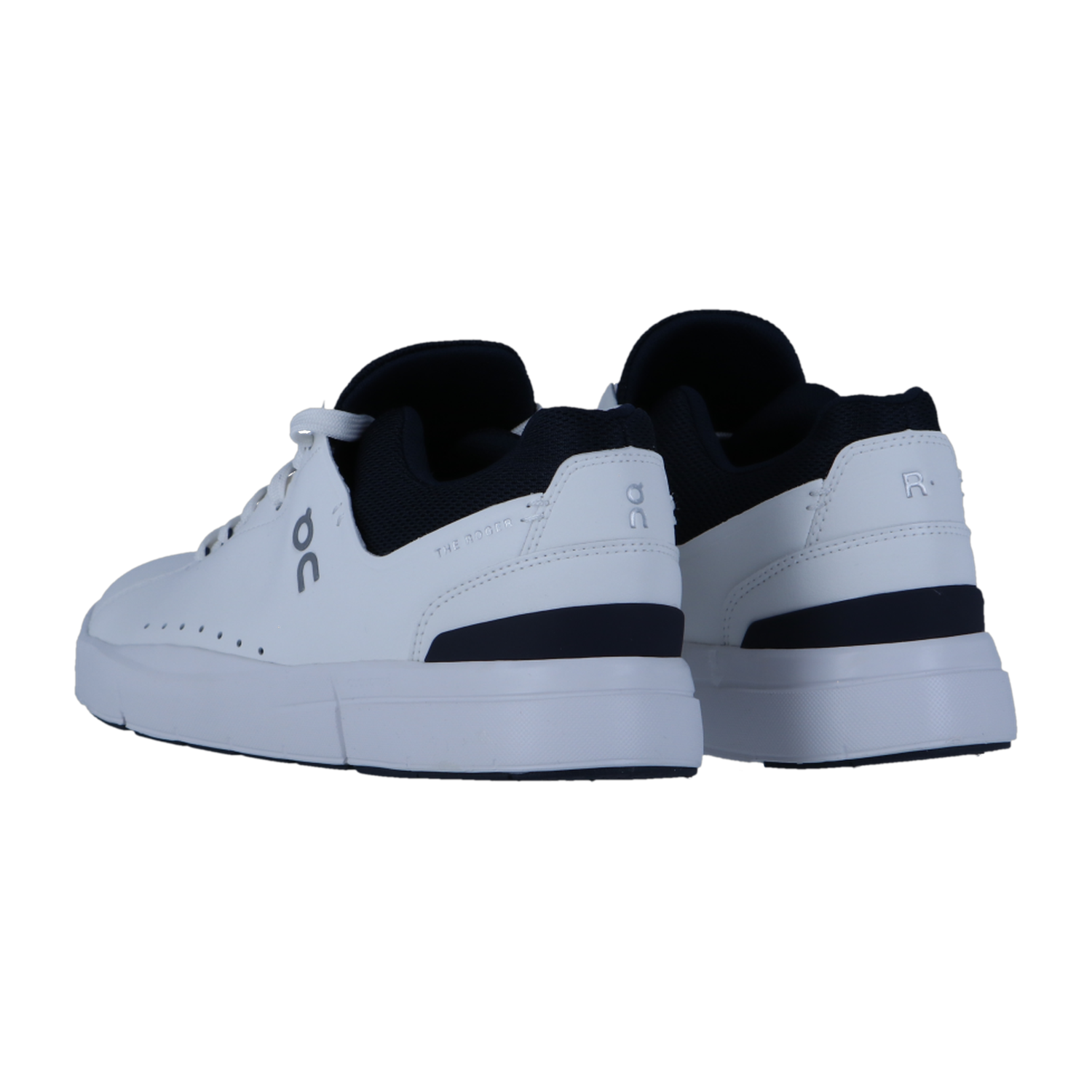 Ein Paar weiße On THE ROGER ADVANTAGE Sneakers aus veganem Leder mit schwarzem Innenfutter und einem Streifen an der Ferse, inspiriert von der Schweizer Technologie, auf einem schlichten weißen Hintergrund.