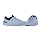 THE ROGER ADVANTAGE von On: stylische weiße Sneaker aus veganem Leder mit schwarzen Akzenten, seitlichem Logo, Schnürverschluss und Schweizer Technologie - Seite an Seite auf einem schlichten weißen Hintergrund.