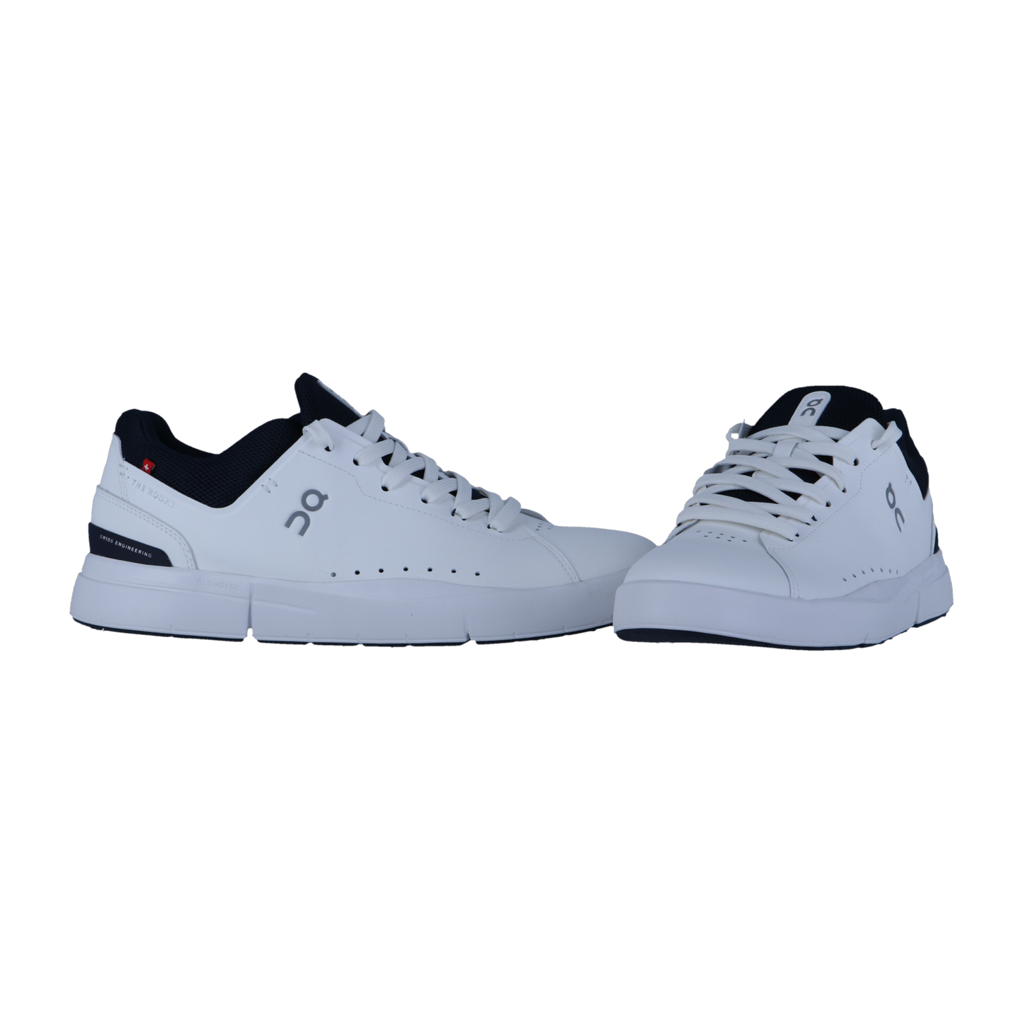 THE ROGER ADVANTAGE von On: stylische weiße Sneaker aus veganem Leder mit schwarzen Akzenten, seitlichem Logo, Schnürverschluss und Schweizer Technologie - Seite an Seite auf einem schlichten weißen Hintergrund.