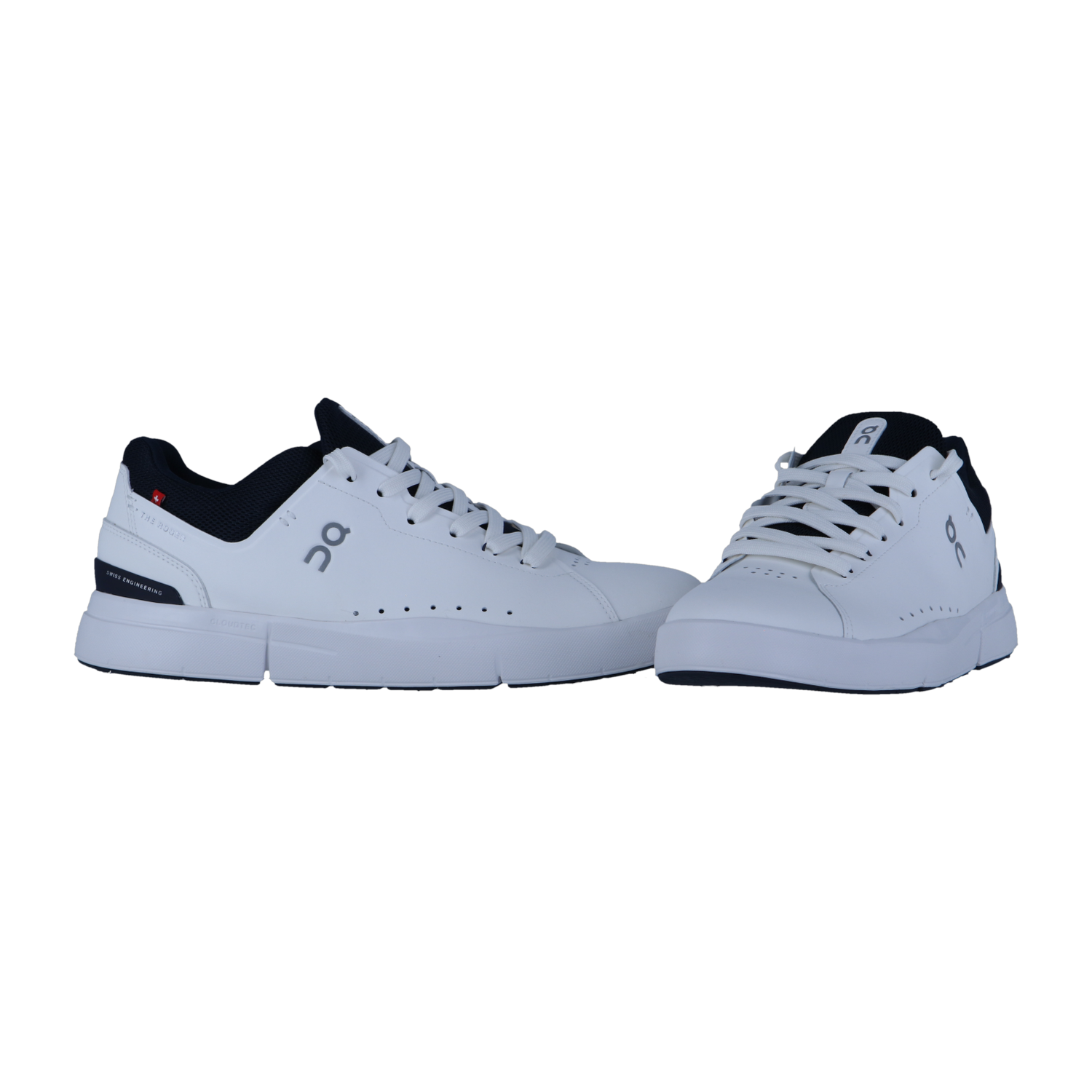 THE ROGER ADVANTAGE von On: stylische weiße Sneaker aus veganem Leder mit schwarzen Akzenten, seitlichem Logo, Schnürverschluss und Schweizer Technologie - Seite an Seite auf einem schlichten weißen Hintergrund.