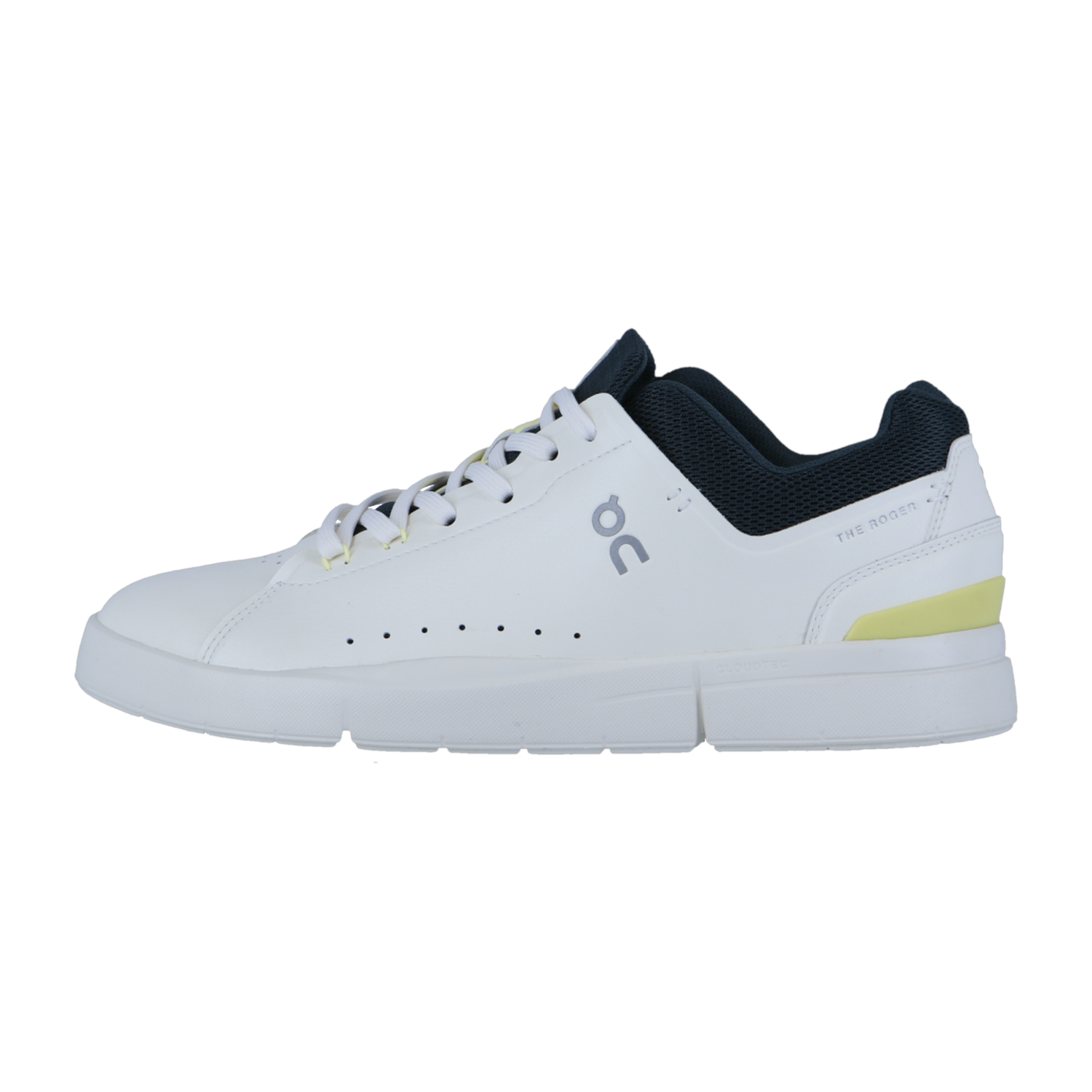 Der ROGER ADVANTAGE von On ist ein weißer Low-Top-Sneaker aus veganem Leder, mit schwarzer Innenausstattung, weißen Schnürsenkeln, seitlichen Perforationen, einem gelben Fersenakzent und ON-Branding in der Nähe der Schnürsenkel. Inspiriert von On's THE ROGER ADVANTAGE Design.