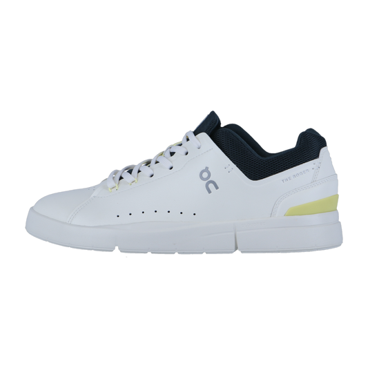 Der ROGER ADVANTAGE von On ist ein weißer Low-Top-Sneaker aus veganem Leder, mit schwarzer Innenausstattung, weißen Schnürsenkeln, seitlichen Perforationen, einem gelben Fersenakzent und ON-Branding in der Nähe der Schnürsenkel. Inspiriert von On's THE ROGER ADVANTAGE Design.