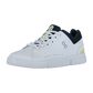 Der On THE ROGER ADVANTAGE ist ein weißer Low-Top-Sneaker aus veganem Leder mit schwarzem Innenfutter, hellgelben Akzenten, perforierten Seiten und einem schwarzen ON-Logo, das auf einem schlichten weißen Hintergrund abgebildet ist.