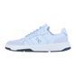 THE ROGER CLUBHOUSE von On ist ein hellblauer Low-Top-Sneaker mit weißer Sohle und dunkelblauer Laufsohle. Er ist aus veganem Leder gefertigt und verfügt über das On-Logo, sichtbare Nähte, Panel-Details und CloudTec Dämpfung für höchsten Komfort.