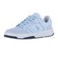 THE ROGER CLUBHOUSE von On: ein sportlicher Sneaker in Hellblau mit CloudTec-Dämpfung, weißer Sohle, dunkelblauen Akzenten an der Außensohle und "oc"-Branding an der Seite - auf weißem Hintergrund.