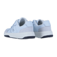 Ein Paar hellblaue On THE ROGER CLUBHOUSE Sneaker mit weißer Zwischensohle und dunkler Außensohle werden von hinten und von der Seite auf einem schlichten weißen Hintergrund gezeigt. Sie sind mit minimalem Branding und CloudTec-Dämpfung von On ausgestattet.