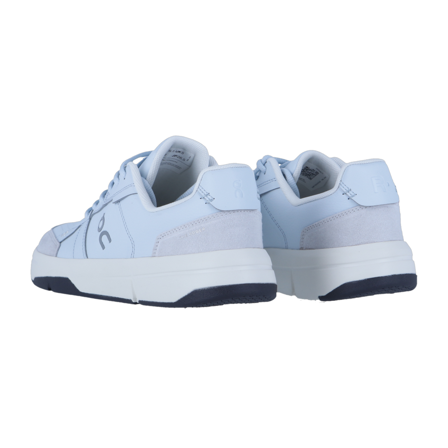 Ein Paar hellblaue On THE ROGER CLUBHOUSE Sneaker mit weißer Zwischensohle und dunkler Außensohle werden von hinten und von der Seite auf einem schlichten weißen Hintergrund gezeigt. Sie sind mit minimalem Branding und CloudTec-Dämpfung von On ausgestattet.