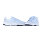 Ein Paar hellblaue THE ROGER CLUBHOUSE Sneakers von On mit weißer Sohle, dunkelblauer Laufsohle und veganem Leder wird nebeneinander auf einem schlichten weißen Hintergrund gezeigt.