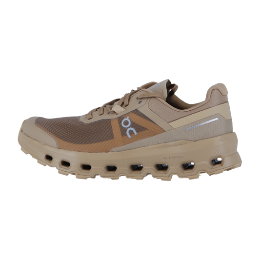 Der On CLOUDVISTA 2 ist ein hellbrauner, sportlicher Sneaker mit Mesh-Obermaterial, CloudTec-Dämpfung in der Sohle mit großen rechteckigen Aussparungen, Schnürverschluss und ON-Branding an der Seite.