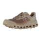Der CLOUDVISTA 2 von On ist ein hellbrauner Sportschuh mit Mesh-Obermaterial, der charakteristischen CloudTec-Dämpfung, den markanten Sohlenlöchern und dem Markenlogo an der Seite, das auf einem schlichten weißen Hintergrund zu sehen ist.