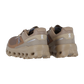 Die On CLOUDVISTA 2 Trailrunning-Schuhe haben ein hellbraunes Obermaterial aus Mesh, eine klobige Sohle, weiße ON-Logos an den Seiten und an der Ferse sowie eine CloudTec-Dämpfung für mehr Komfort auf weißem Grund.