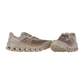 Die On CLOUDVISTA 2-Sneaker mit beigefarbenem Mesh-Obermaterial, CloudTec-Dämpfungssohle und weiß-braunen Akzenten sind auf einem schlichten weißen Hintergrund abgebildet - einmal aufrecht und einmal gekippt, um die Sohle zu zeigen.