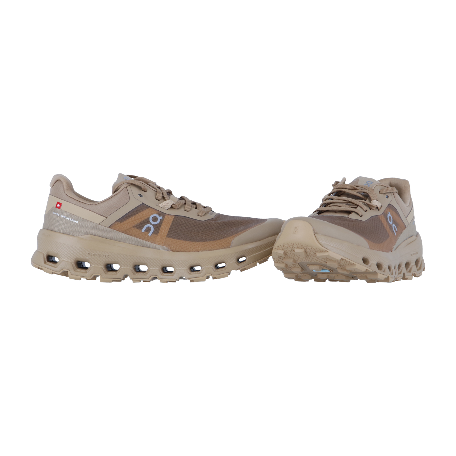 Die On CLOUDVISTA 2-Sneaker mit beigefarbenem Mesh-Obermaterial, CloudTec-Dämpfungssohle und weiß-braunen Akzenten sind auf einem schlichten weißen Hintergrund abgebildet - einmal aufrecht und einmal gekippt, um die Sohle zu zeigen.