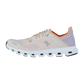 Der On CLOUD 6 COAST ist ein hellbeiger Laufschuh mit CloudTec-Dämpfung, weißer Sohle, pfirsich- und lavendelfarbenen Akzenten, atmungsaktivem Mesh-Obermaterial, Schnürverschluss und mehreren Belüftungsöffnungen für mehr Komfort.