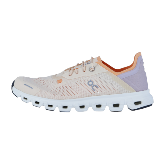 Der On CLOUD 6 COAST ist ein hellbeiger Laufschuh mit CloudTec-Dämpfung, weißer Sohle, pfirsich- und lavendelfarbenen Akzenten, atmungsaktivem Mesh-Obermaterial, Schnürverschluss und mehreren Belüftungsöffnungen für mehr Komfort.