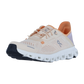 Der On CLOUD 6 COAST Sneaker zeigt sich in Beige und Weiß mit orangefarbenen Akzenten, atmungsaktiven Mesh-Einsätzen und einer klobigen CloudTec-Sohle. Das On-Logo befindet sich an der Seite. Auf einfarbig weißem Hintergrund dargestellt.