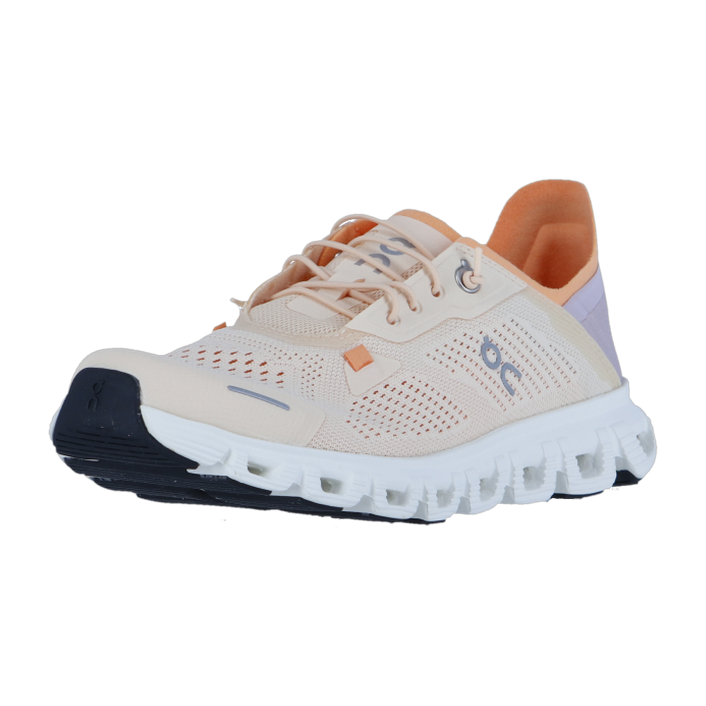 Der On CLOUD 6 COAST Sneaker zeigt sich in Beige und Weiß mit orangefarbenen Akzenten, atmungsaktiven Mesh-Einsätzen und einer klobigen CloudTec-Sohle. Das On-Logo befindet sich an der Seite. Auf einfarbig weißem Hintergrund dargestellt.