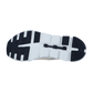 Das Bild zeigt die Unteransicht des On CLOUD 6 COAST Sneakers. Seine meist weiße Außensohle hat schwarze Gummiprofile, ein geriffeltes Profil für Grip und Flexibilität und hebt die fortschrittliche CloudTec-Dämpfung für außergewöhnlichen Komfort hervor.