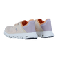 Ein Paar On CLOUD 6 COAST Sneakers in hellrosa und creme mit pfirsich- und lavendelfarbenen Akzenten, CloudTec Dämpfung, atmungsaktives Mesh, weiße Sohlen und marinefarbenes Profil. Abgebildet auf einem weißen Hintergrund von den Außenseiten und der Rückseite.