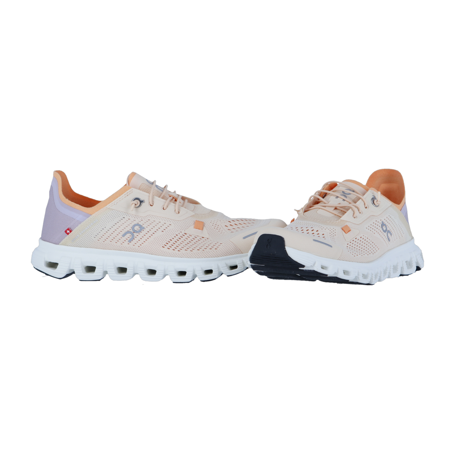 Die On CLOUD 6 COAST Sneakers in Hellbeige haben eine weiße CloudTec-Dämpfungssohle, ein orangefarbenes Innenfutter und dezente graue und orangefarbene Akzente, die nebeneinander auf einem einfarbig weißen Hintergrund zu sehen sind.
