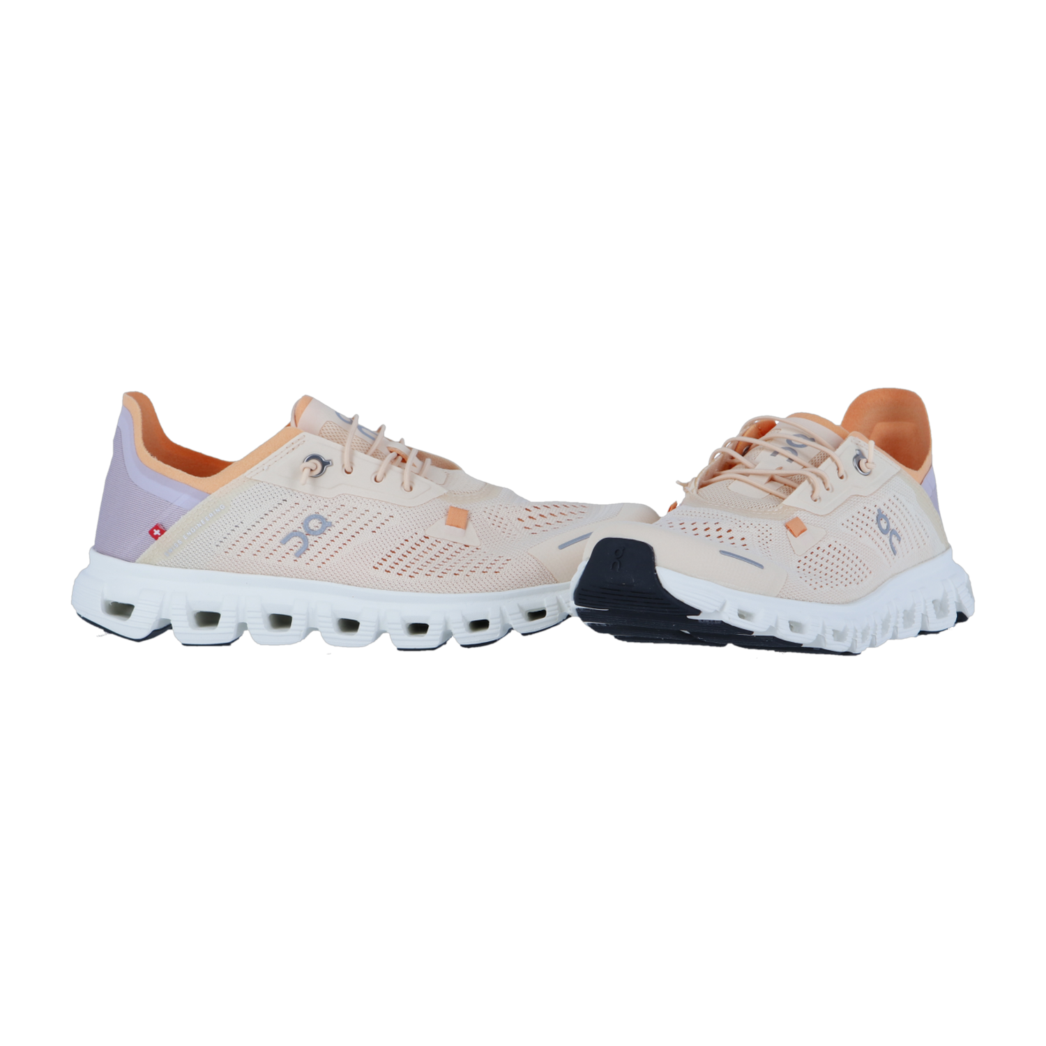 Die On CLOUD 6 COAST Sneakers in Hellbeige haben eine weiße CloudTec-Dämpfungssohle, ein orangefarbenes Innenfutter und dezente graue und orangefarbene Akzente, die nebeneinander auf einem einfarbig weißen Hintergrund zu sehen sind.