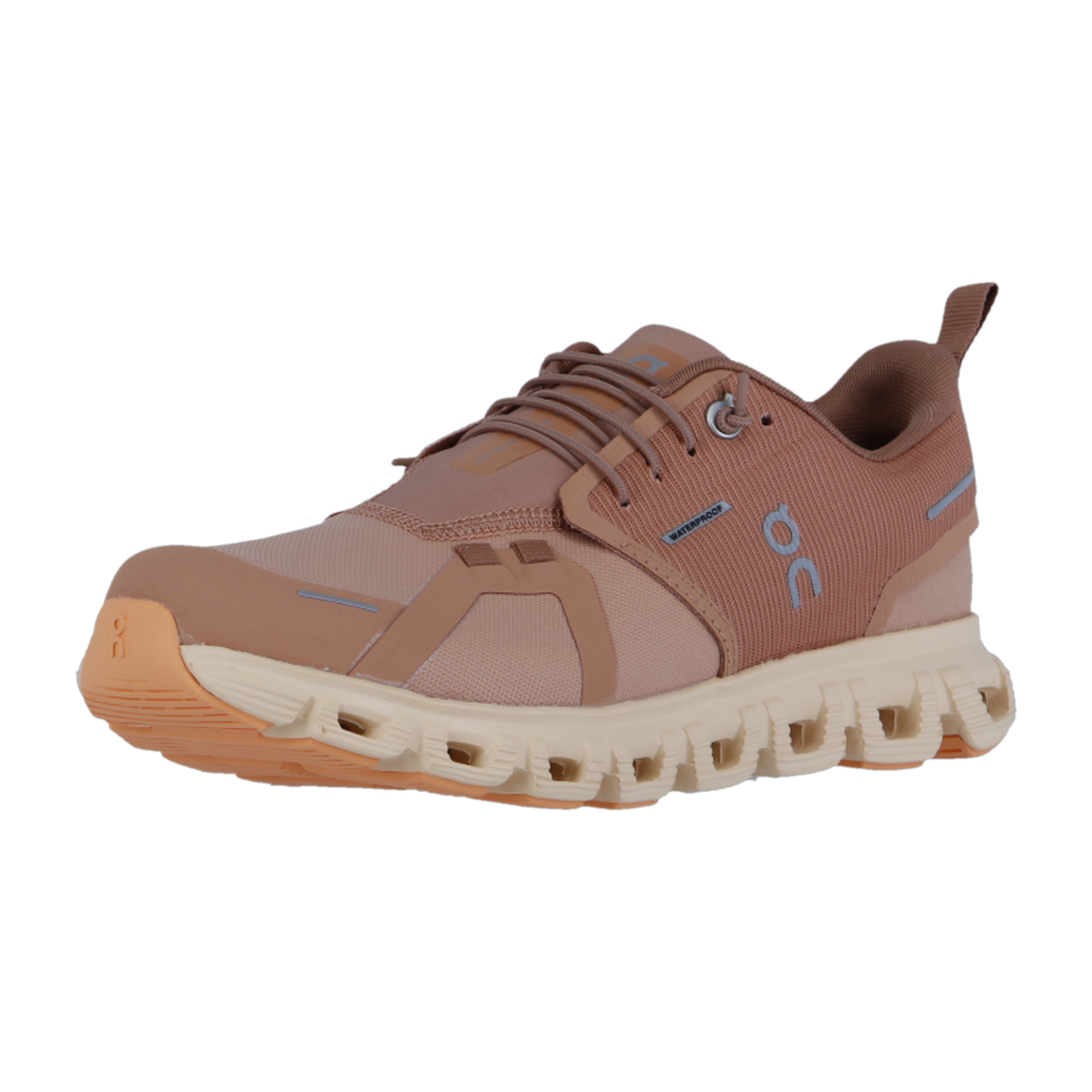 Der On CLOUD 6 WP ist ein hellbrauner und beiger Sportschuh mit orangefarbenen Akzenten, einer klobigen weißen CloudTec-Sohle, dem On-Logo an der Seite und ist wasserdicht für Allwetterkomfort.