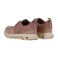 Die On CLOUD 6 WP Sneakers in Hellbraun haben eine cremefarbene Sohle, eine Schnürung an der Vorderseite, reflektierende Details an der Ferse und an der Seite sowie eine CloudTec-Dämpfung für mehr Komfort, die auf einem einfarbig weißen Hintergrund zu sehen ist.
