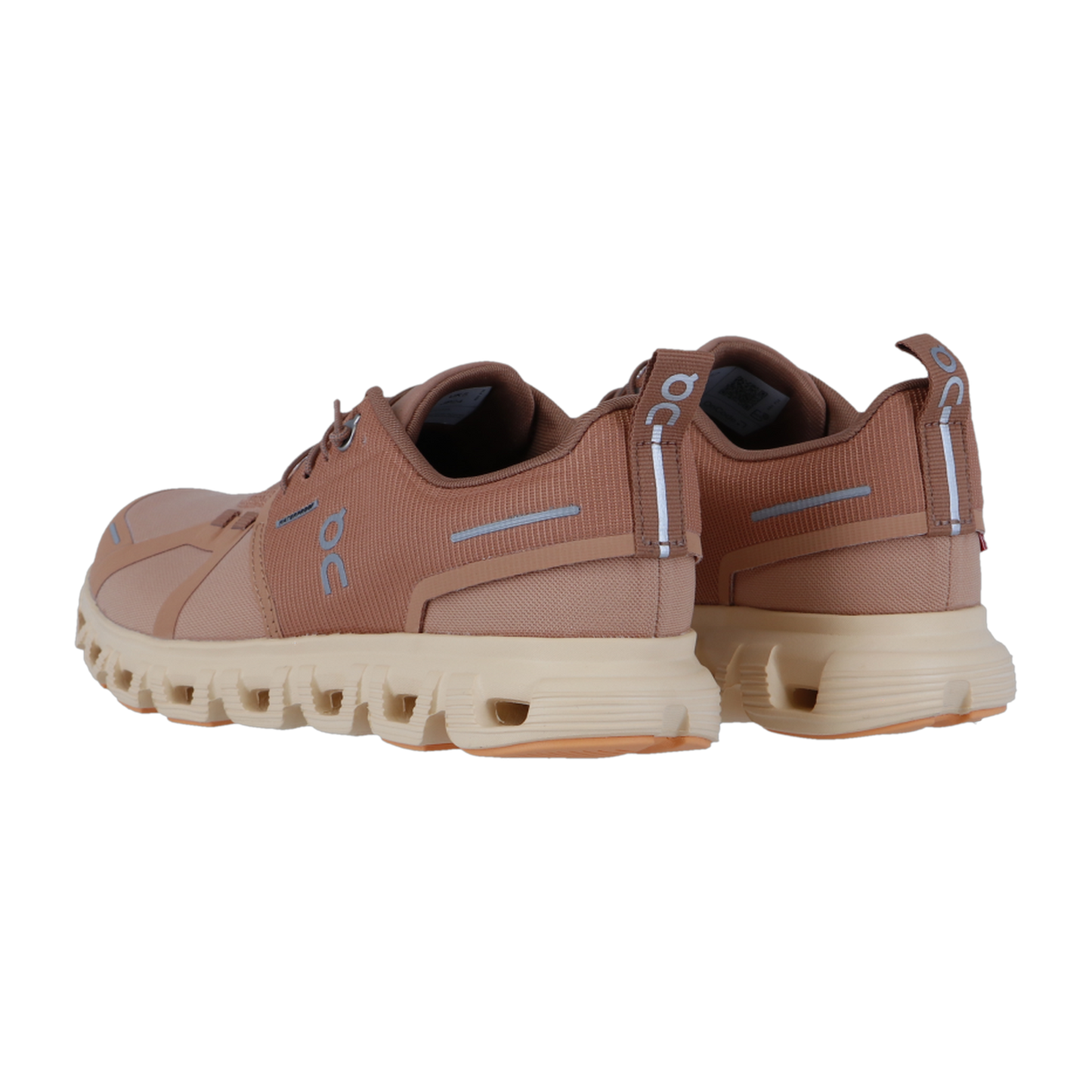 Die On CLOUD 6 WP Sneakers in Hellbraun haben eine cremefarbene Sohle, eine Schnürung an der Vorderseite, reflektierende Details an der Ferse und an der Seite sowie eine CloudTec-Dämpfung für mehr Komfort, die auf einem einfarbig weißen Hintergrund zu sehen ist.