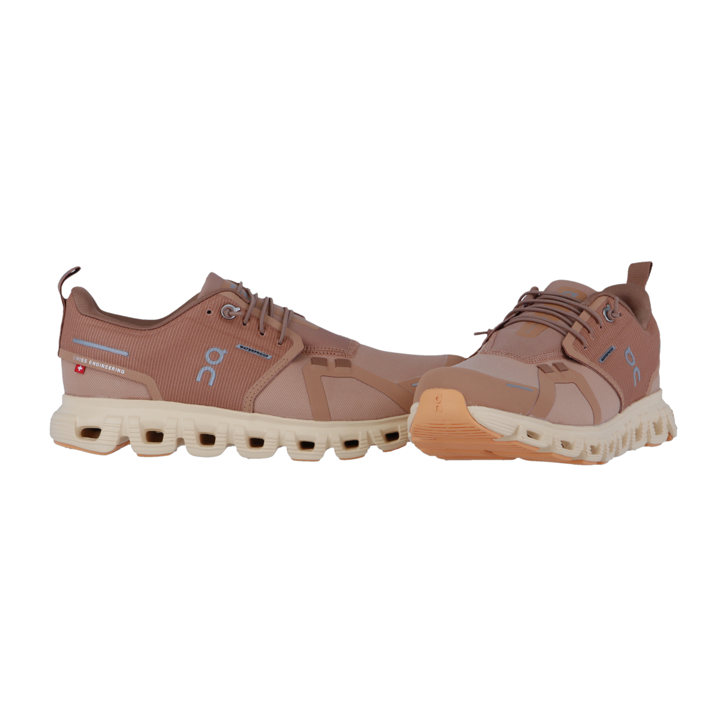 Ein Paar hellbraune On CLOUD 6 WP Sportschuhe mit beiger Sohle, mit CloudTec-Dämpfung, Obermaterial aus Mesh und Synthetik, wasserdichtem Schutz, Schnürverschluss und dezenten seitlichen Logos, dargestellt auf weißem Hintergrund.