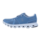 Der On CLOUD 6 Sneaker in Blau hat eine weiße Sohle mit schwarzen Aussparungen, ein Obermaterial aus Mesh und einen Schnürverschluss auf weißem Hintergrund.