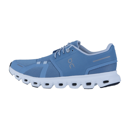 Der On CLOUD 6 Sneaker in Blau hat eine weiße Sohle mit schwarzen Aussparungen, ein Obermaterial aus Mesh und einen Schnürverschluss auf weißem Hintergrund.