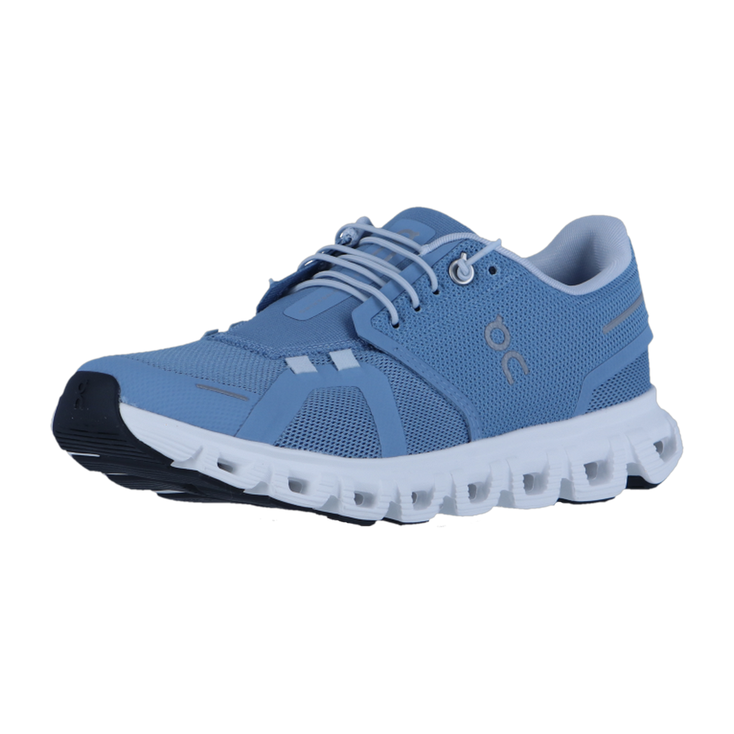 Der On CLOUD 6 Sneaker in Hellblau hat eine weiße CloudTec-Dämpfungssohle, Mesh-Details, eine schwarze Zehenkappe und doppelte Schnürsenkellöcher, die vor einem schlichten weißen Hintergrund zu sehen sind.