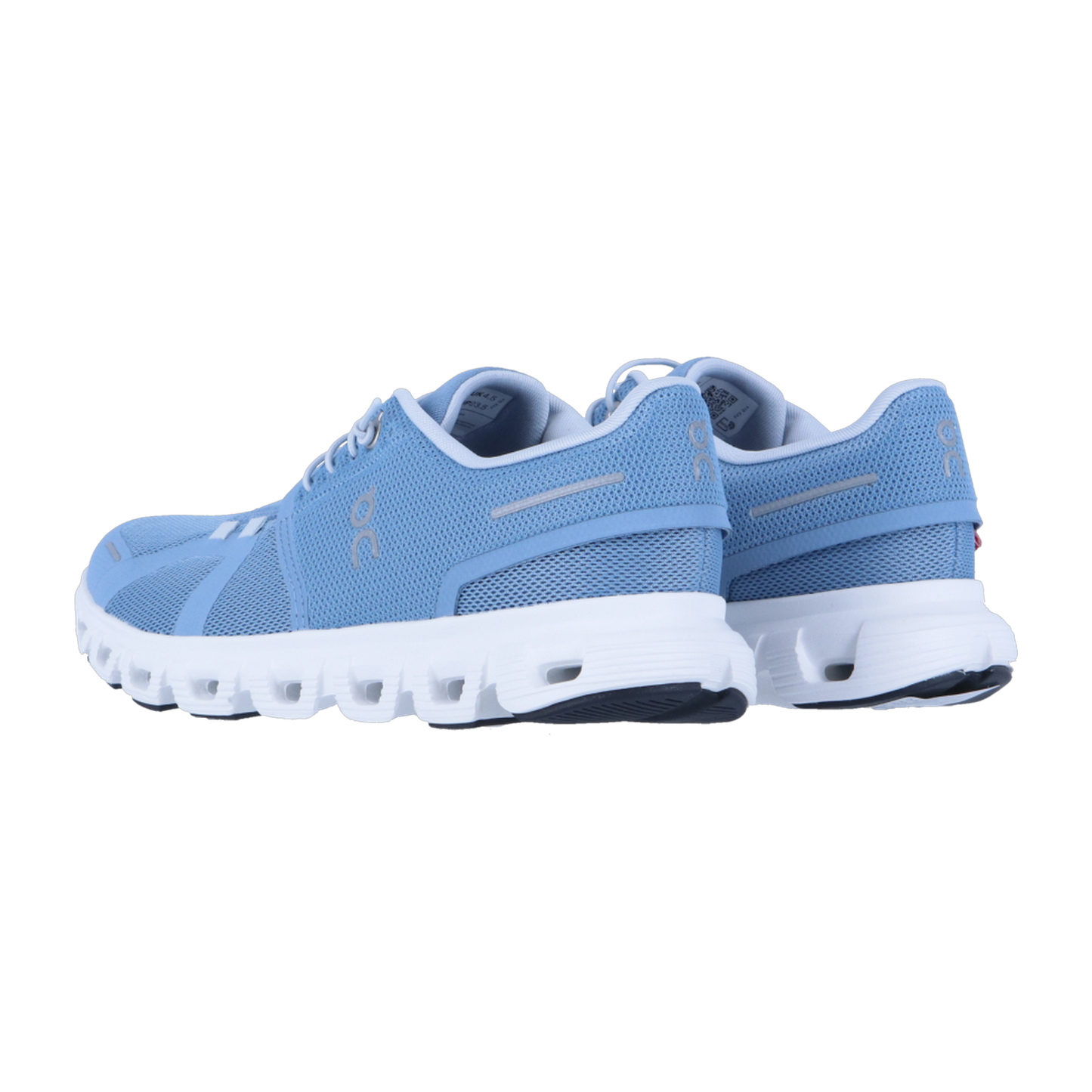 Ein Paar hellblaue On CLOUD 6 Sneakers mit weißer Sohle ist von hinten und von der Seite auf einem weißen Hintergrund zu sehen. Diese Sportschuhe haben ein Obermaterial aus Mesh, ein seitliches Branding und die charakteristische CloudTec-Dämpfung für Komfort.
