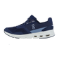 Ein marineblauer On CLOUDRIFT-Sneaker mit weißer Sohle, CloudTec-Dämpfung für Komfort, seitlichen Schnürsenkeln und dem On-Logo an der Seite wird vor einem schlichten weißen Hintergrund gezeigt.