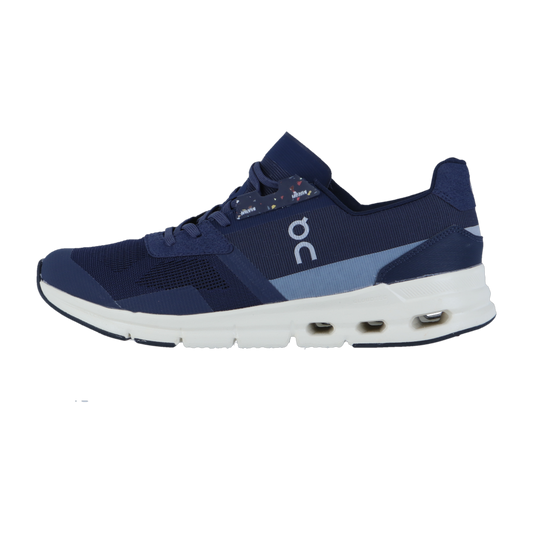 Ein marineblauer On CLOUDRIFT-Sneaker mit weißer Sohle, CloudTec-Dämpfung für Komfort, seitlichen Schnürsenkeln und dem On-Logo an der Seite wird vor einem schlichten weißen Hintergrund gezeigt.